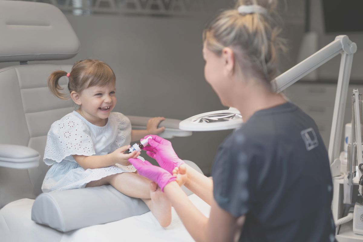 zabieg podologiczny wykonywany u dziecka w gabinecie