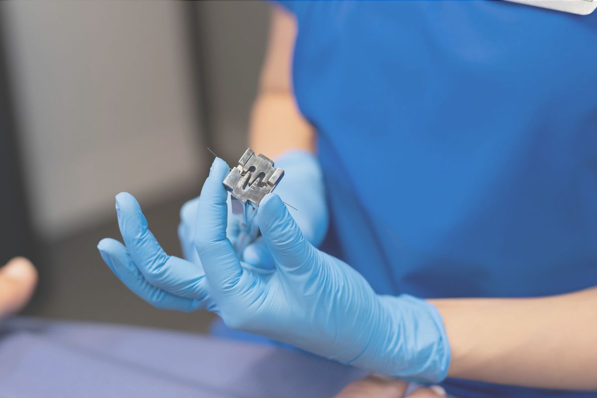 podolog trzymający w ręce profesjonalne narzędzie podologiczne