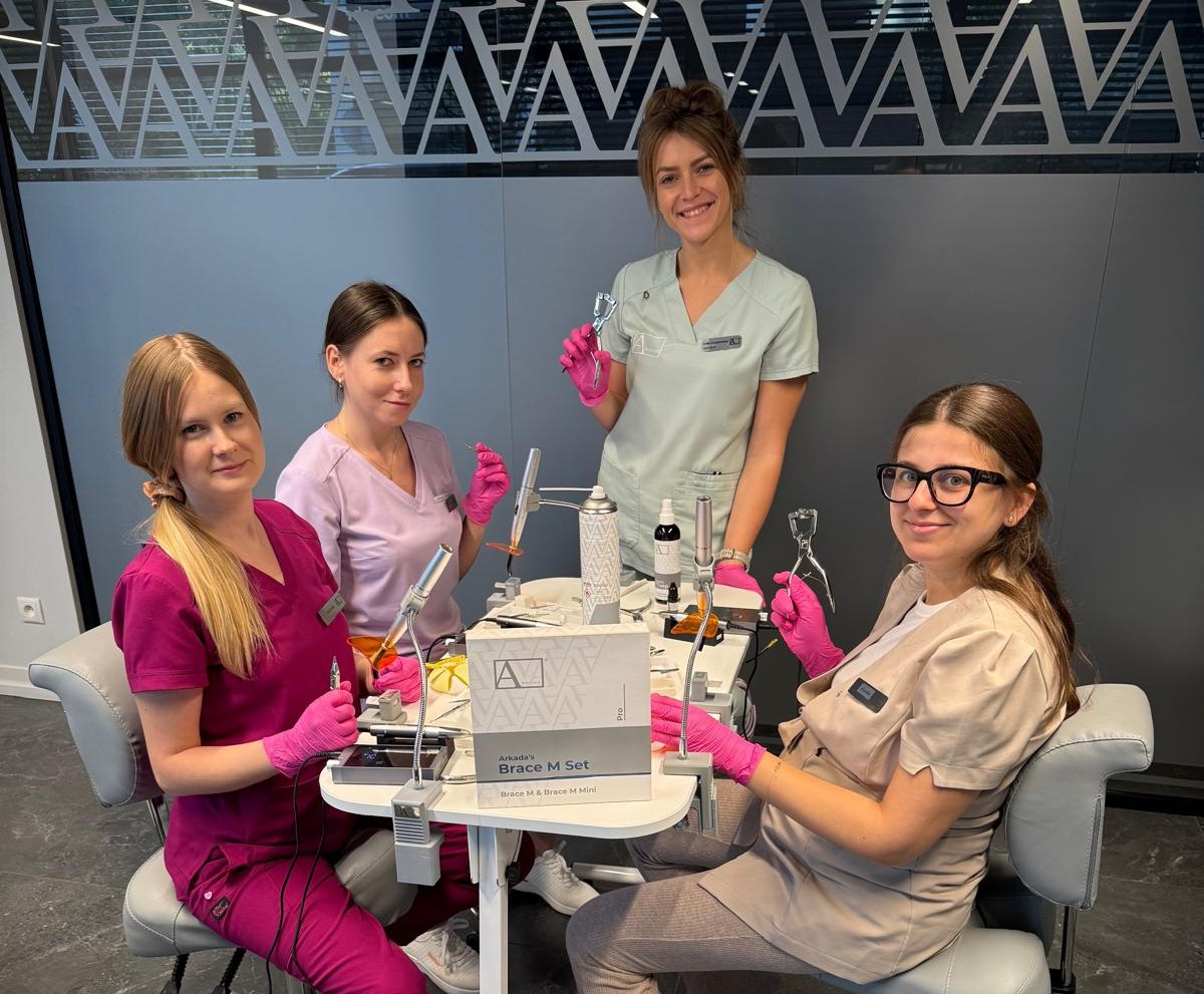 specjaliści na szkoleniu podologicznym AArkada z instruktorem